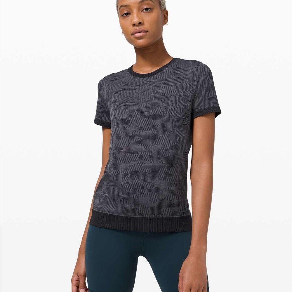 lululemon athletica swiftly breathe short sleeve camo size 6 like new